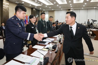 공군 검찰단장과 인사 나누는 신원식 장관