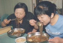 [현장] 하나둘 사라지는 가게들…인천 세숫대야 냉면거리 쇠락