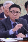 답변하는 박기용 영화진흥위원장