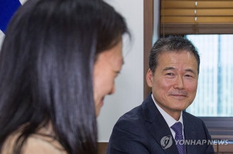 줄리 터너 미 북한 인권 특사와 대화하는 김영호 통일부 장관
