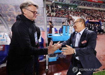 인사하는 베트남 전·현 감독