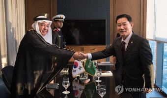 사우디 국방부 정무차관과 악수하는 신원식 국방부장관