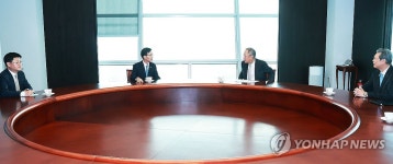 류진 한국경제인협회장과 면담하는 방문규 장관