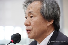 답변하는 국민건강보험공단 이사장