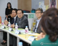 관악중학교 민원 대응 시스템 청취하는 조희연 교육감