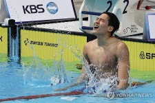 한국신기록 세우고 기뻐하는 김영범