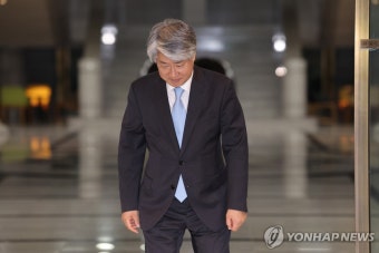 헌법재판소 나서는 이종석 헌법재판소장 후보자
