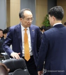 김완섭 2차관과 대화하는 추경호 부총리
