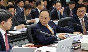 자료 정리하는 추경호 부총리