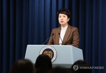 현안 브리핑하는 김은혜 홍보수석