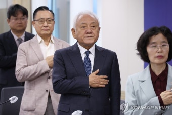 국기에 경례하는 국민통합위 김한길 위원장