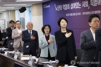 국기에 경례하는 국민통합위 김한길 위원장