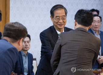 지역 의료 혁신 이행 장관회의에서 인사하는 한덕수 총리