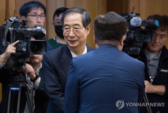 지역 의료 혁신 이행 장관회의에서 인사하는 한덕수 총리