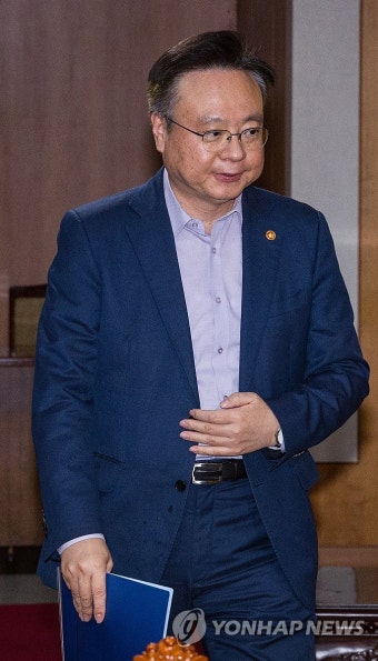 지역 의료 혁신 위한 장관회의 입장하는 조규홍 복지부 장관