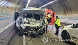 당진영덕고속도서 버스-승합차 추돌…2명 사망·1명 심정지