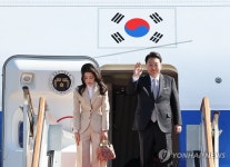 사우디·카타르 국빈 방문 출국하는 윤석열 대통령 내외