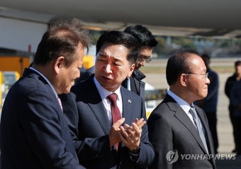 대화나누는 김기현 대표와 이상민 장관