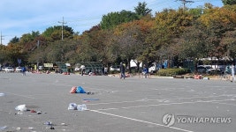 쓰레기 흩어져 있는 대구 두류공원 인라인스케이트장