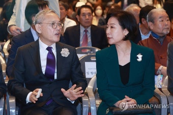 대화 나누는 유인촌 장관과 오영주 2차관