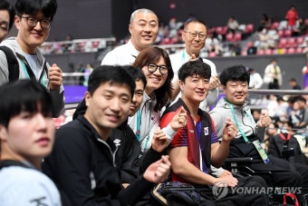 대한민국 선수들 격려하는 장미란 2차관