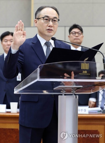 증인 선서하는 이원석 검찰총장