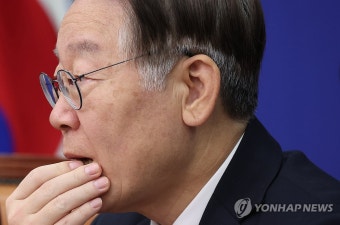 생각하는 이재명 대표