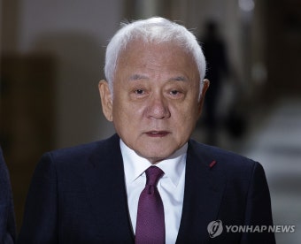 브리핑 향하는 김한길 국민통합위원장