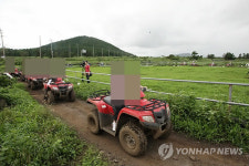 제주 들녘 달리는 관광 산악오토바이 따져 보니 불법