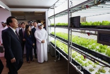 농심 수직농장 살펴보는 윤석열 대통령