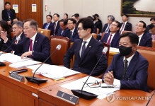 질의 듣는 김원호 동진무역 대표