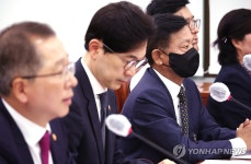 질의 듣는 김원호 동진무역 대표