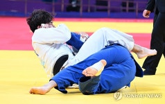 8강 경기 치르는 이정민