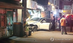 서울 한남동서 벤츠가 가게 들이받아 5명 경상