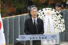 유족인사 하는 노재현 이사장