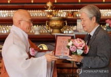 공로패 받는 동국대 김종욱 교수