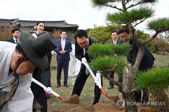 병산서원에서 유림들과 기념식수하는 윤석열 대통령