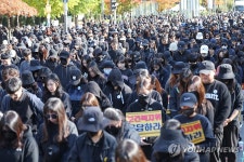 묵념하는 교사들