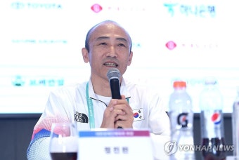 답하는 정진완 대한장애인체육회장