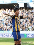 서포터스와 환호하는 김민혁