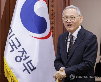 사회관계 장관회의 참석한 유인촌 문체부 장관