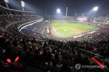 플레이오프 보러 모인 관객들