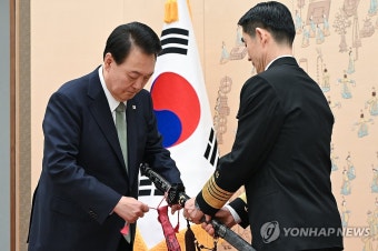 삼정검 수치 수여하는 윤석열 대통령
