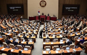 민주당 의원들과 인사하는 윤석열 대통령