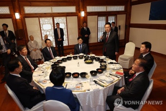 국회 상임위원장단 및 여야 원내대표 오찬 인사말하는 윤석열 대통령