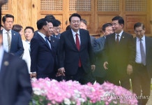 국회 사랑재 나서는 윤석열 대통령