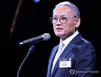 선수와 가족들 격려하는 유인촌 장관