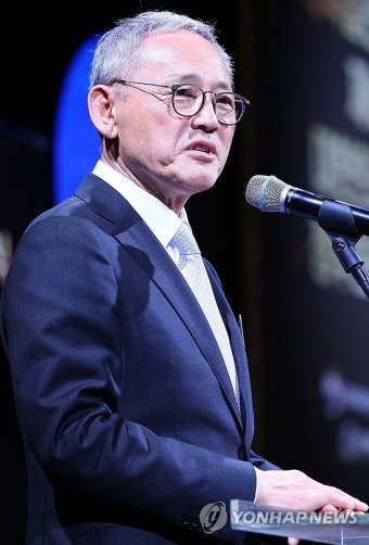 선수와 가족들 격려하는 유인촌 장관