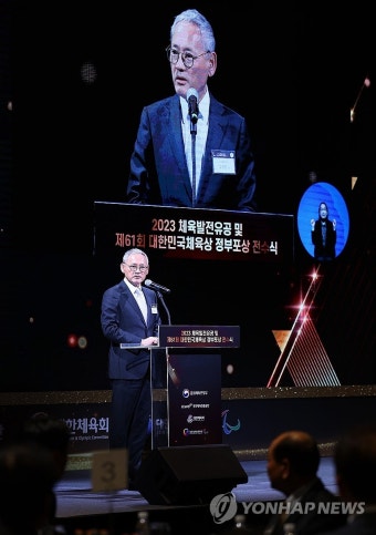 선수와 가족들 격려하는 유인촌 장관