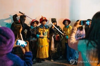 곰돌이푸·방역요원…상하이 핼러윈 분장서 中사회 비판 표출